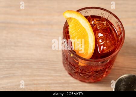 Ein rauschende Aussicht auf den negroni-Cocktail mit orangefarbenem Keil Stockfoto