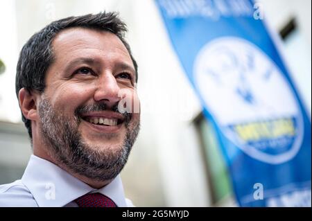 Turin, Italien. 28. Juni 2021. Matteo Salvini, Vorsitzender der Lega-Partei, lächelt während einer Pressekonferenz, um den Kandidaten der rechten politischen Parteien für den Bürgermeister von Turin, Paolo Damilano, vorzustellen. Die Kommunalwahlen in Turin sollen am 2021. Oktober stattfinden. Kredit: Nicolò Campo/Alamy Live Nachrichten Stockfoto