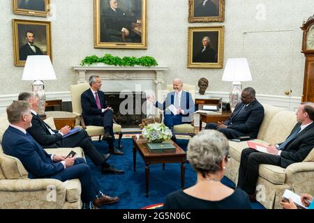 Präsident Joe Biden trifft sich mit NATO-Generalsekretär Jens Stoltenberg zu einem bilateralen Treffen am Montag, den 7. Juni 2021, im Oval Office des Weißen Hauses. (Offizielles Foto des Weißen Hauses von Adam Schultz) Stockfoto