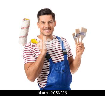 Junger Mann mit Pinsel und Malrolle auf weißem Hintergrund Stockfoto