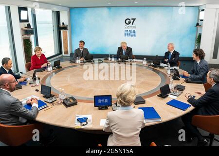 Präsident Joe Biden nimmt am Freitag, den 11. Juni 2021, an einer Arbeitssitzung des G7-Gipfels im Carbis Bay Hotel and Estate in St. Ives, Cornwall, England, Teil. (Offizielles Foto des Weißen Hauses von Adam Schultz) Stockfoto