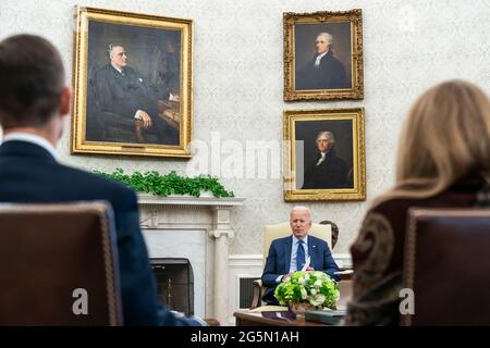 Präsident Joe Biden trifft sich am Mittwoch, den 2. Juni 2021, im Oval Office des Weißen Hauses mit Mitarbeitern des Weißen Hauses, bevor er sich mit dem US-Senator Shelley Moore Capito, R-WV, traf. (Offizielles Foto des Weißen Hauses von Adam Schultz) Stockfoto