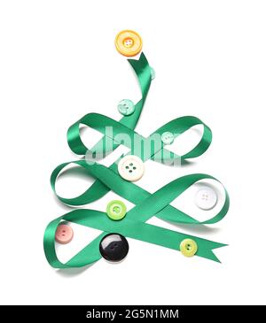 Schöner Weihnachtsbaum aus grünem Band und Knöpfen auf weißem Hintergrund Stockfoto