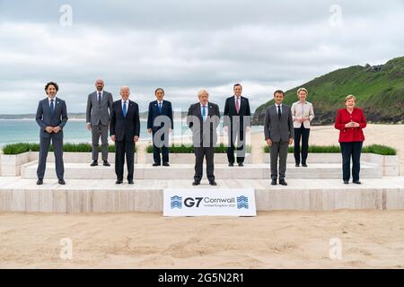 Präsident Joe Biden macht am Freitag, den 11. Juni 2021, ein Familienfoto der G7-Führer im Carbis Bay Hotel and Estate in St. Ives, Cornwall, England. (Offizielles Foto des Weißen Hauses von Adam Schultz) Stockfoto