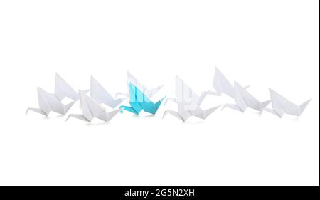 Origami-Vögel auf weißem Hintergrund. Konzept der Einzigartigkeit Stockfoto