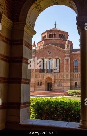 Bibliothek auf dem Campus der UCLA, durch einen Bogen von Royce Hall betrachtet Stockfoto