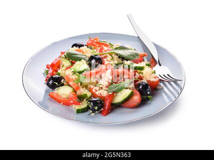 Teller mit Couscous und Gemüse auf weißem Hintergrund Stockfoto