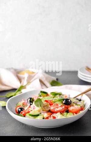 Schüssel mit Couscous und Gemüse auf hellem Hintergrund Stockfoto