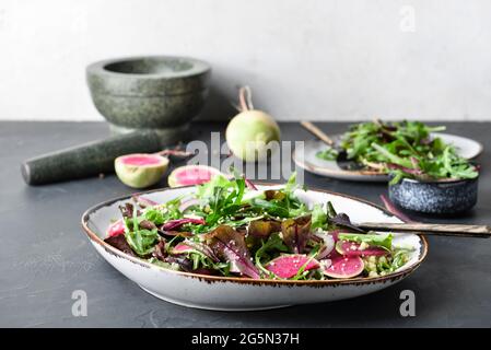 Teller mit Couscous und Gemüse auf dem Tisch Stockfoto