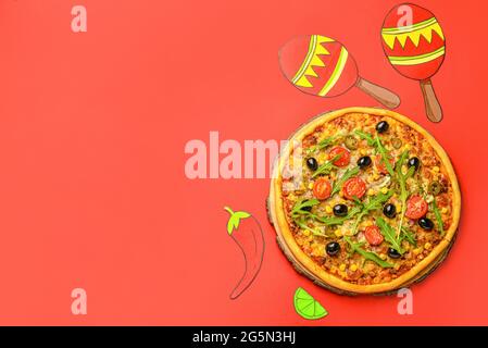 Tafel mit leckerer Pizza und gezeichneten Symbolen Mexikos auf farbigem Hintergrund Stockfoto