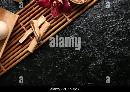 Wunderschöne Spa-Komposition mit Palo Santo auf dunklem Hintergrund Stockfoto