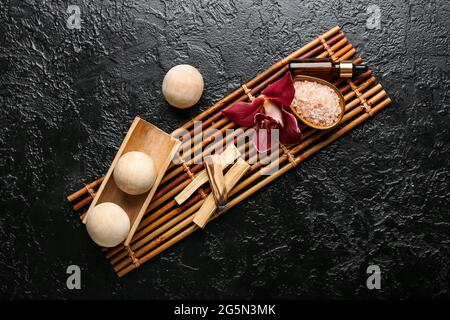 Wunderschöne Spa-Komposition mit Palo Santo auf dunklem Hintergrund Stockfoto