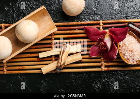 Wunderschöne Spa-Komposition mit Palo Santo auf dunklem Hintergrund Stockfoto