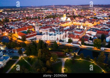 Nachtansicht von der Drohne auf der Ceske Budejovice. Stockfoto