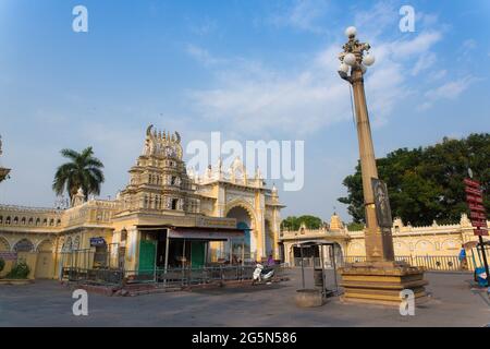 Hindu Temple Eingang mit dem Dwaja Stambha (Flagstaff), Mysore Palast, Nordtor, während Dasara (Vijaya Dashami). Südindischer Tempe Gopuram. Stockfoto