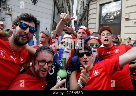 Bukarest, Rumänien. Juni 2021. Fans jubeln vor dem FUSSBALLSPIEL DER EURO 2020 zwischen Frankreich und der Schweiz in Bukarest, Rumänien, am 28. Juni 2021 an. Quelle: Cristian Cristel/Xinhua/Alamy Live News Stockfoto