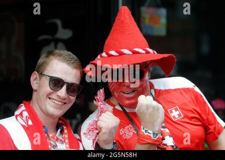 Bukarest, Rumänien. Juni 2021. Fans der Schweiz jubeln vor dem FUSSBALLSPIEL DER EURO 2020 zwischen Frankreich und der Schweiz in Bukarest, Rumänien, am 28. Juni 2021 an. Quelle: Cristian Cristel/Xinhua/Alamy Live News Stockfoto