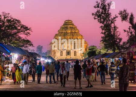 Haupteingang eines 800 Jahre alten Sonnentempels, Konark, indien. Der Tempel ist als Wagen aus 24 solchen Rädern konzipiert. Stockfoto