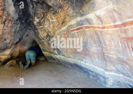 Besucher, die Felskunst und Höhlen der Aborigines im Mungana, Chillagoe-Mungana Caves National Park, Queensland, Australien, erkunden. Nein, MR Stockfoto