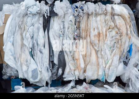 Verdichtete, zu verwertbare Kunststoffballen. Stockfoto