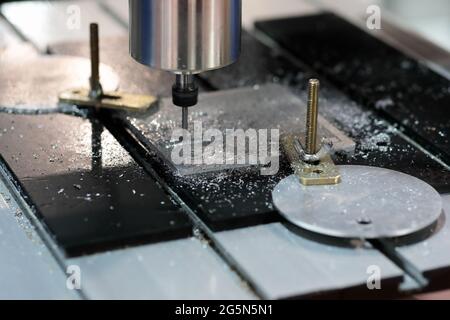 CNC-Desktop Graviermaschine und Fräsmaschine. Selektiver Fokus. Stockfoto