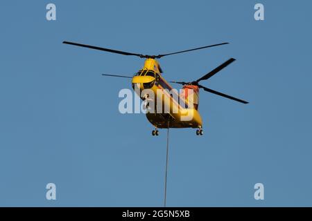 Eine Boeing CH-46E Sea Knight Hubschrauber konfiguriert für die Brandbekämpfung bei einem Waldbrand in Utah. Stockfoto