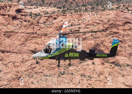 Ein schwerer Kampan K-Max K-1200-Hubschrauber, der bei einem Waldbrand in Utah Wasser fallen ließ, landet. Stockfoto