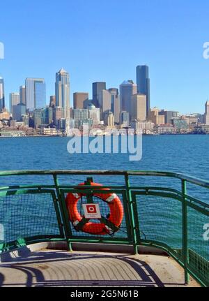 Die Skyline von seattle und die Hochhäuser dominieren den Blick von der fähre von seattle in washington, usa Stockfoto