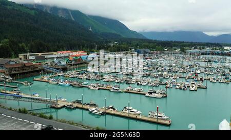 Das Wasser im Hafen von Seward Alaska ist türkisblau Stockfoto