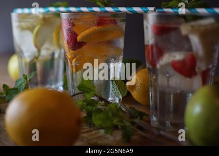 Gin Tonic Longdrink als klassischer Cocktail in verschiedenen Formen mit Garnitur in einzelnen Gläsern Stockfoto