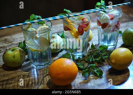 Gin Tonic Longdrink als klassischer Cocktail in verschiedenen Formen mit Garnitur in einzelnen Gläsern Stockfoto
