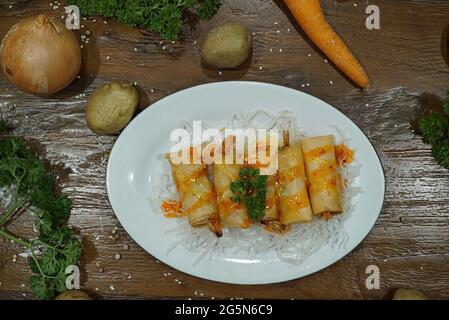 Deep Fried Prawn Frühlingsrollen (Thai Spring Roll) Snacks und Snacks, die bei Thailändern und Chinesen beliebt sind Stockfoto