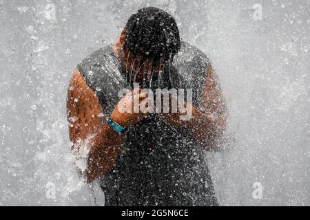 Portland, USA. Juni 2021. Der Salmon Springs Fountain ist sehr beliebt, da die Menschen in Portland, Oregon, am 28. Juni 2021 Rekordtemperaturen von bis zu 116 Grad erdulden (Foto: John Rudoff/Sipa USA) Quelle: SIPA USA/Alamy Live News Stockfoto