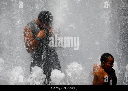 Portland, USA. Juni 2021. Der Salmon Springs Fountain ist sehr beliebt, da die Menschen in Portland, Oregon, am 28. Juni 2021 Rekordtemperaturen von bis zu 116 Grad erdulden (Foto: John Rudoff/Sipa USA) Quelle: SIPA USA/Alamy Live News Stockfoto