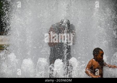 Portland, USA. Juni 2021. Der Salmon Springs Fountain ist sehr beliebt, da die Menschen in Portland, Oregon, am 28. Juni 2021 Rekordtemperaturen von bis zu 116 Grad erdulden (Foto: John Rudoff/Sipa USA) Quelle: SIPA USA/Alamy Live News Stockfoto