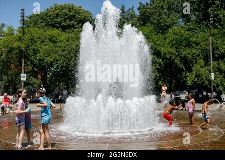 Portland, USA. Juni 2021. Der Salmon Springs Fountain ist sehr beliebt, da die Menschen in Portland, Oregon, am 28. Juni 2021 Rekordtemperaturen von bis zu 116 Grad erdulden (Foto: John Rudoff/Sipa USA) Quelle: SIPA USA/Alamy Live News Stockfoto