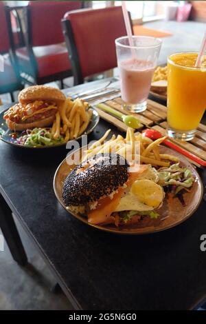 Köstlicher hausgemachter Burger mit Bacon und Sunny Side Up Stockfoto