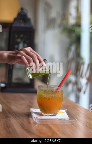 Orangenlimonade mit Minze und Eis in einem klaren Glas Stockfoto