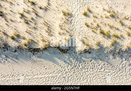 Luftaufnahme eines einfachen Bades zu einem Meeresstrand Stockfoto