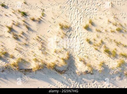 Luftaufnahme eines einfachen Bades zu einem Meeresstrand Stockfoto