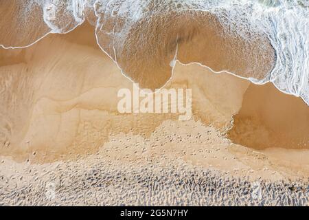 Luftaufnahme des Atlantiks, der auf einen Strand von Southampton, Southampton, NY, stürzt Stockfoto