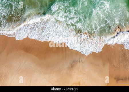 Luftaufnahme des Atlantiks, der auf einen Strand von Southampton, Southampton, NY, stürzt Stockfoto