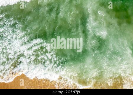 Luftaufnahme des Atlantiks, der auf einen Strand von Southampton, Southampton, NY, stürzt Stockfoto