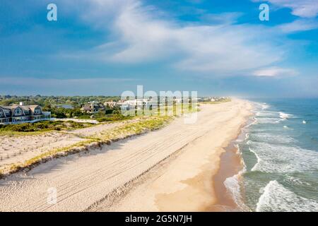 Luftaufnahme von Cooper's Beach und den Häusern am Meer entlang der Meadow Lane, Milliardär Lane, in Southampton, NY Stockfoto