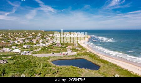 Luftaufnahme des Strandes von Ditch Plains und der Umgebung, Montauk, NY Stockfoto