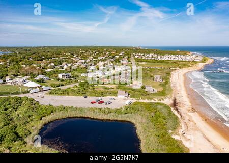 Luftaufnahme des Strandes von Ditch Plains und der Umgebung, Montauk, NY Stockfoto