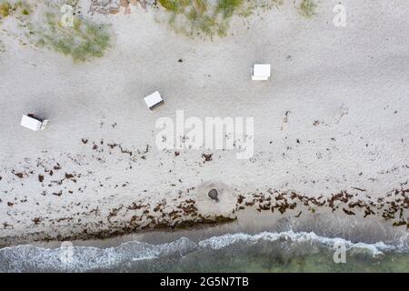 Hiddensee, Deutschland. Juni 2021. Am Strand von Neuendorf sind drei Liegen zu sehen. (Luftaufnahme mit Drohne) Quelle: Stephan Schulz/dpa-Zentralbild/ZB/dpa/Alamy Live News Stockfoto