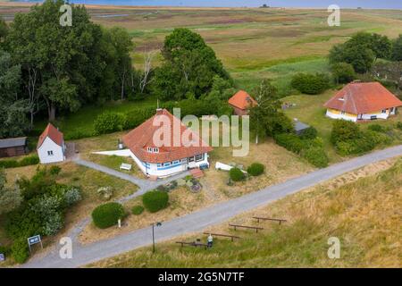 Hiddensee, Deutschland. Juni 2021. Das ehemalige Sommerhaus der dänischen Stummfilmdiva Asta Nielsen. Mit seinem Hochzeitssaal ist es eine der beliebtesten Sehenswürdigkeiten auf der Insel Hiddensee. (Luftaufnahme mit Drohne) Quelle: Stephan Schulz/dpa-Zentralbild/ZB/dpa/Alamy Live News Stockfoto