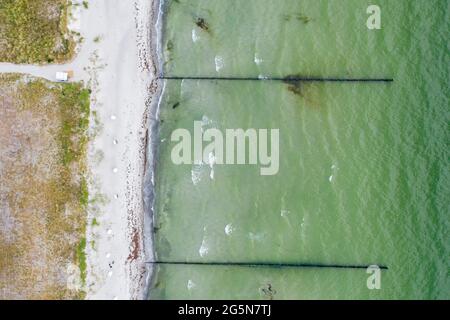 Hiddensee, Deutschland. Juni 2021. Nur kleine Wellen am Strand von Neuendorf. Tausende von Touristen besuchen die Insel Hiddensee jedes Jahr. Es gehört zu großen Teilen zum Nationalpark Vorpommersche Boddenlandschaft. Quelle: Stephan Schulz/dpa-Zentralbild/ZB/dpa/Alamy Live News Stockfoto