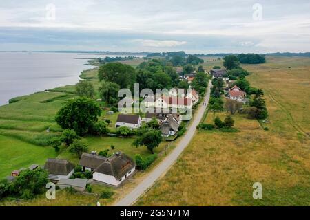 Hiddensee, Deutschland. Juni 2021. Reetgedeckte Häuser sind charakteristisch für das Dorf Grieben. Es ist das nördlichste, älteste und kleinste Dorf auf der Insel Hiddensee. Grieben wurde erstmals 1297 in einem Dokument erwähnt. Tausende von Touristen kommen jedes Jahr auf die Insel Hiddensee, von der ein großer Teil zum Nationalpark Vorpommersche Boddenlandschaft gehört. (Luftaufnahme mit Drohne) Quelle: Stephan Schulz/dpa-Zentralbild/ZB/dpa/Alamy Live News Stockfoto